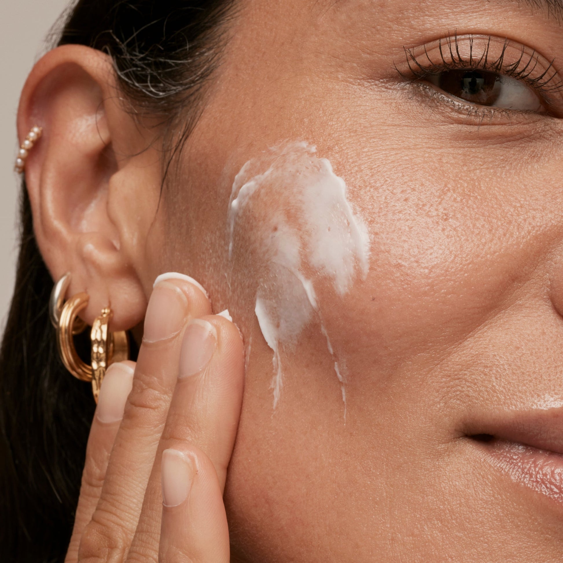 simple-skincare-cleanser-and-ceramide-moisturizer-duo-u5 INKEY_DTC_Bio-ActiveCeramide_Ppage_Model_02_dd0fc443-e441-4e82-ac65-ebe93c1b6365_1.jpg