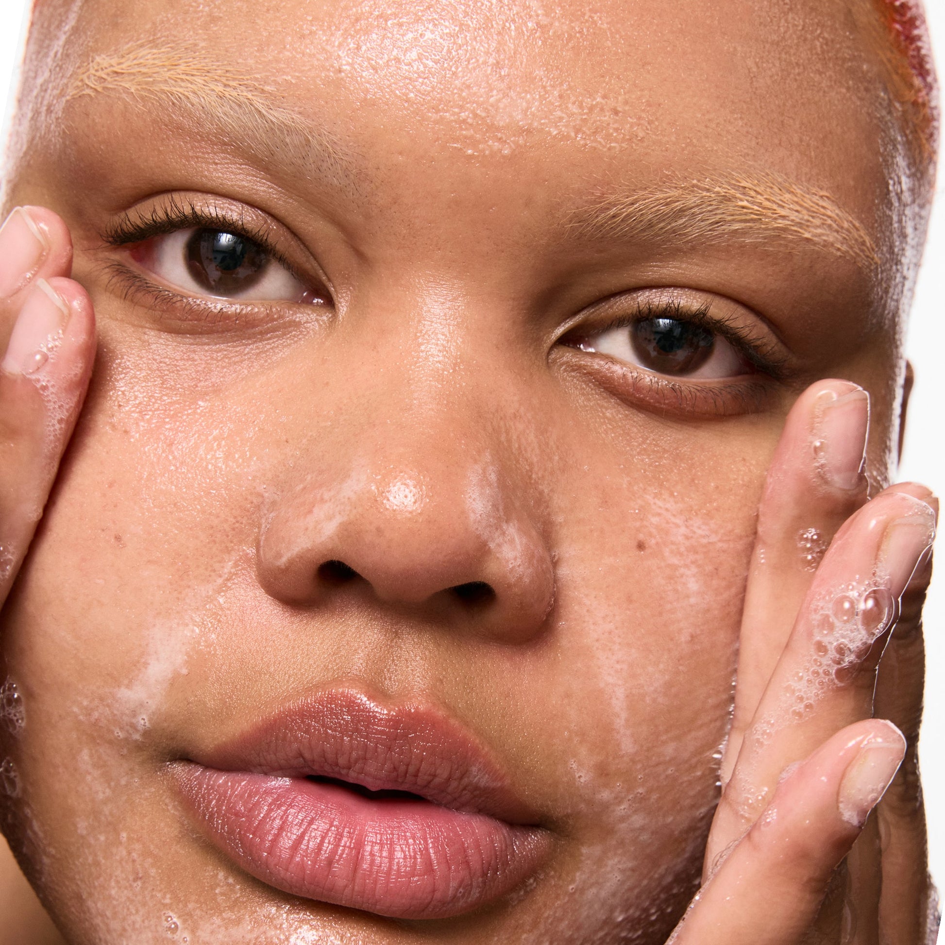 salicylic-acid-cleanser-duo-g5 Omega50_Model_2000x2000-1_ce0a3018-d6f0-4ed9-a17d-0096b80b29f6.jpg